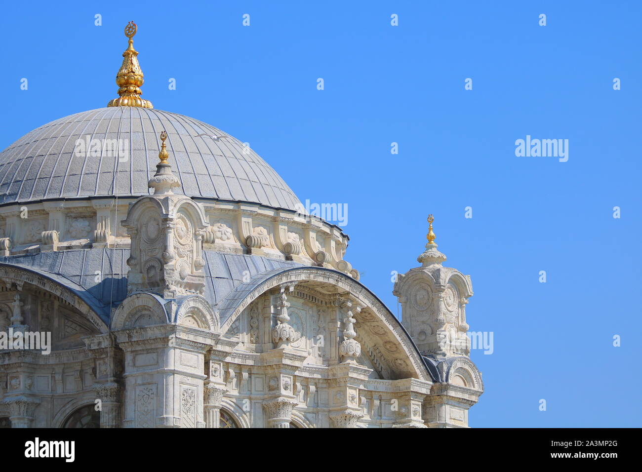 Dettagli architettonici della Moschea Ortakoy a Istanbul. Moschee in stile barocco a Istanbul. Foto Stock