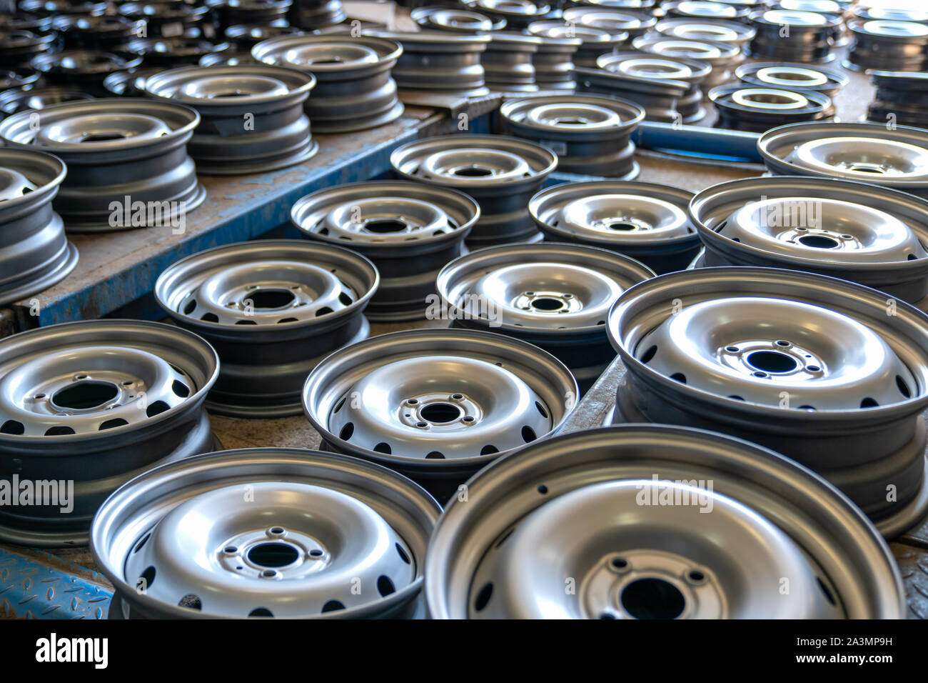 Molti di acciaio nuovo disco metallico di ruote per auto Foto Stock