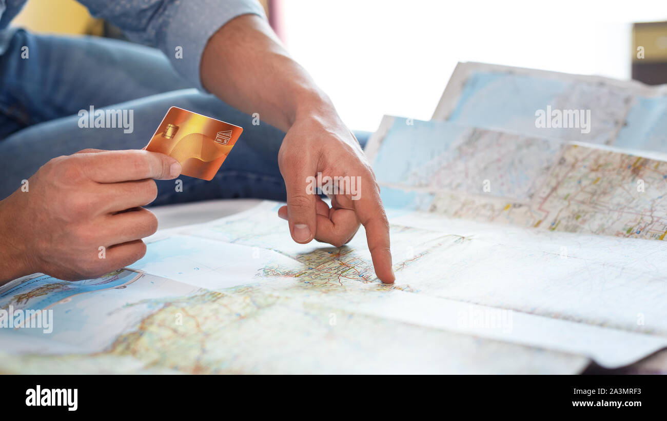 Uomo con carta di credito sul mondo sfondo mappa Foto Stock