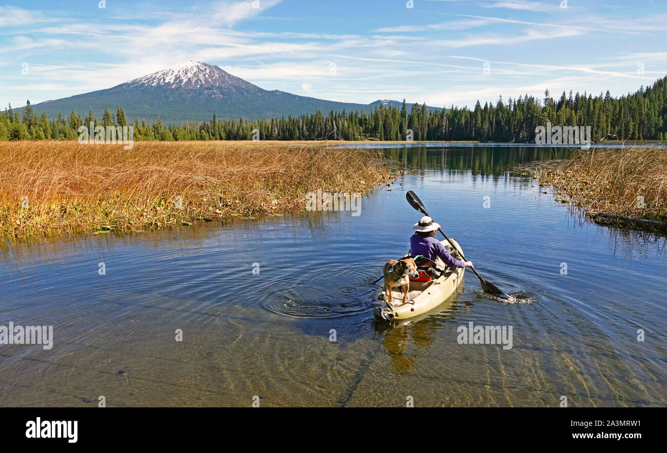 Kayakers sul lago Hosmer in Oregon Cascade Mountains all'inizio dell'autunno. Mount Bachelor è in background. Foto Stock