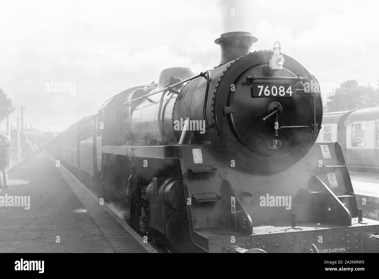 Motore a vapore 76084 visto sulla linea di papavero in Sheringham, Norfolk, Regno Unito. Presa il 29 settembre 2019. Foto Stock