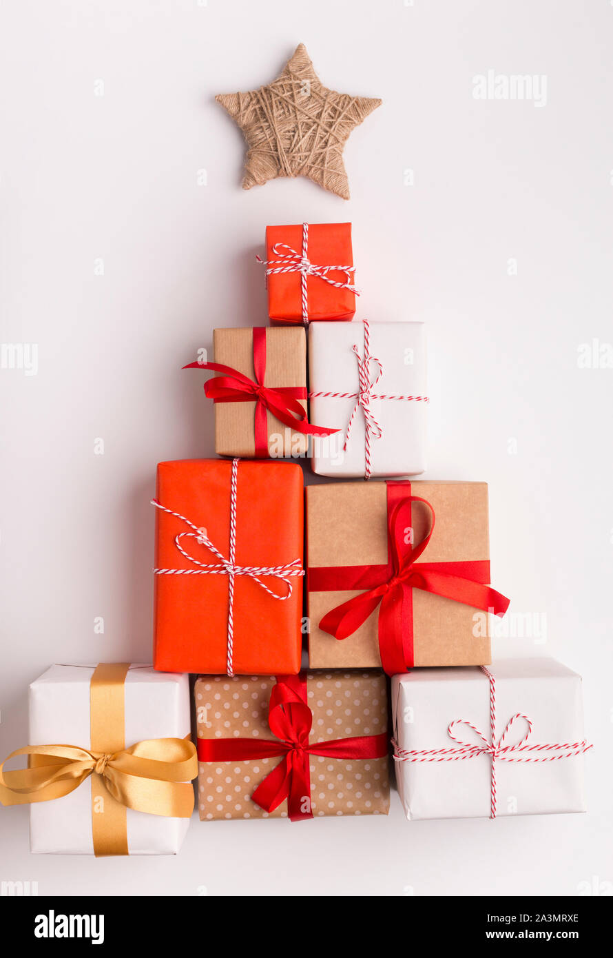 Alternative di albero di Natale fatto di colorate presente scatole Foto  stock - Alamy