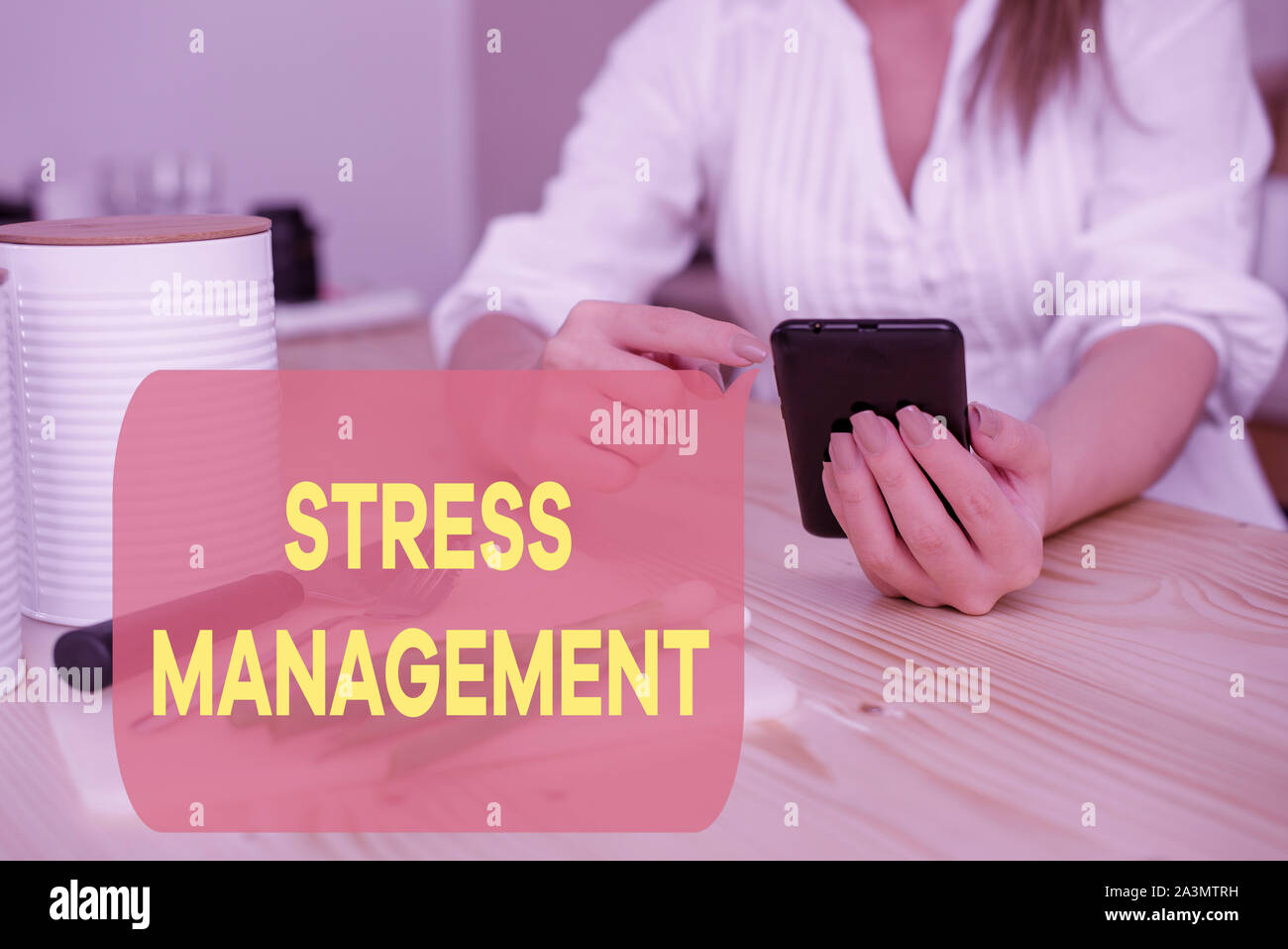 La scrittura della nota che mostra la gestione dello stress. Il concetto di business per il metodo di limitare lo stress e i suoi effetti da modi di apprendimento donna utilizza lo smartphone e tec Foto Stock