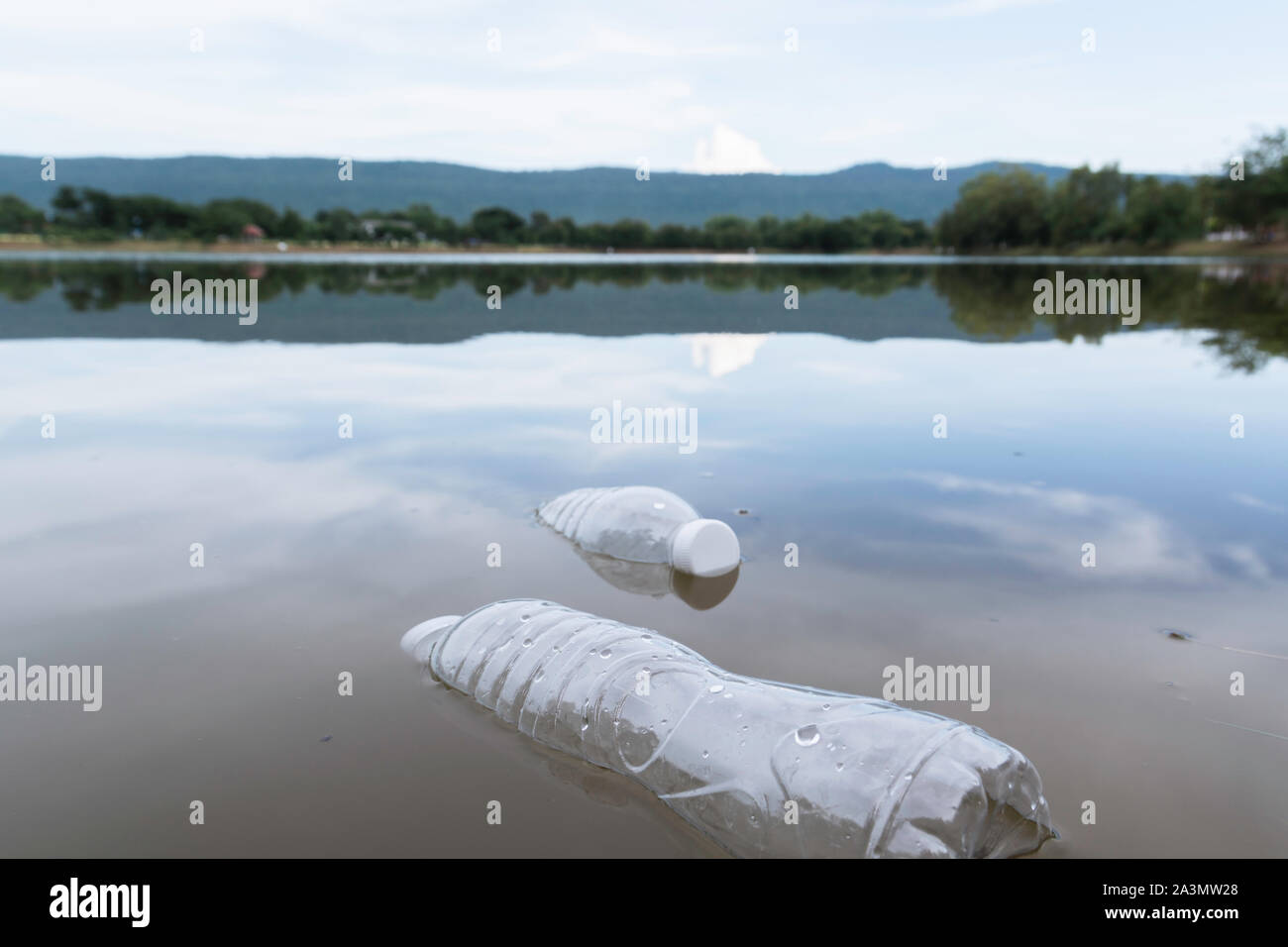 Plastica bottiglie di acqua inquinamento del fiume. Immondizia di plastica in acqua. Inquinamento ambientale concetto. Foto Stock