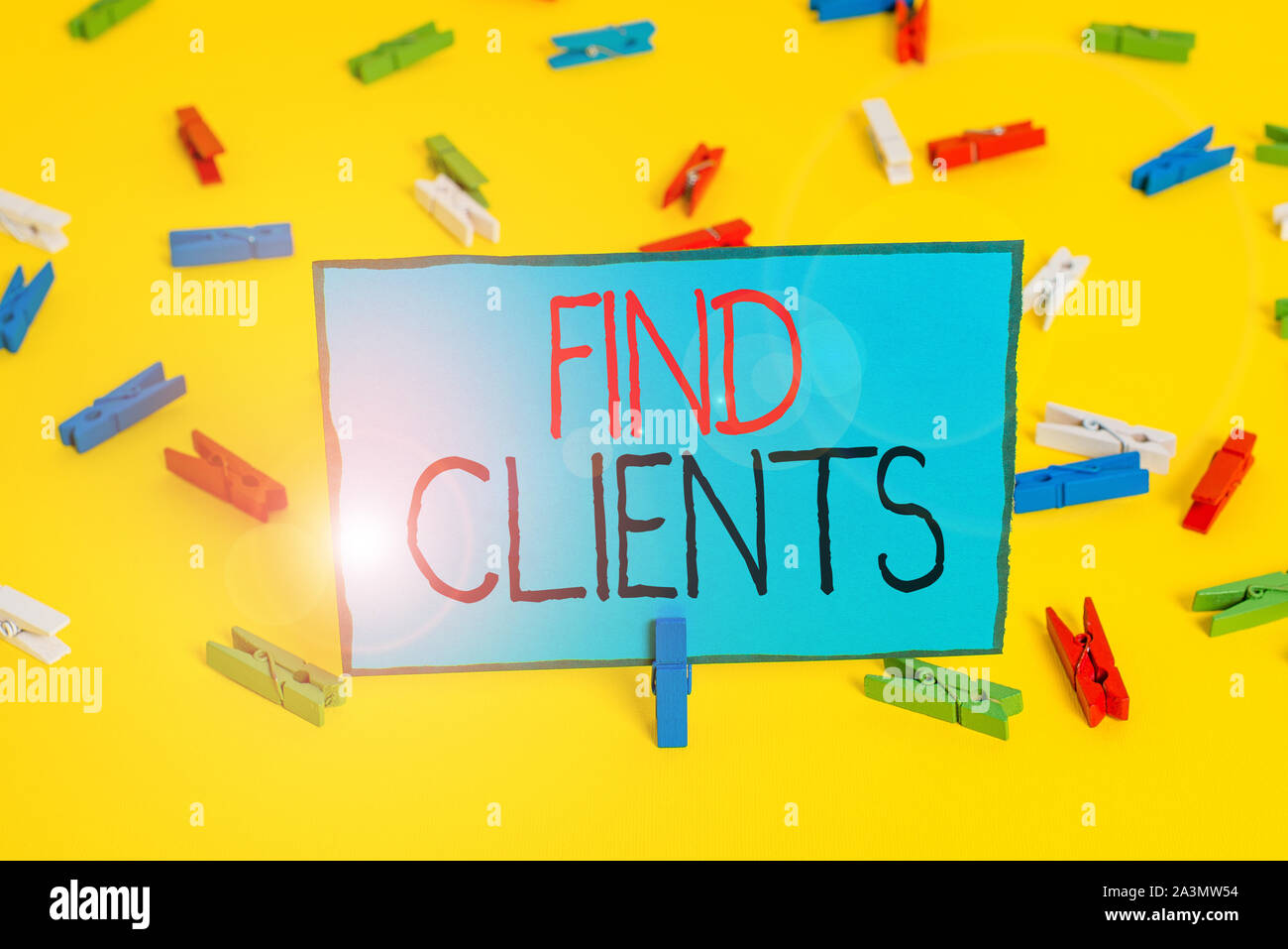 Segno di testo mostra trovare i clienti. Business photo vetrina per identificare o in cerca di un potenziale di clienti o di fili colorati carte clothespin re vuoti Foto Stock