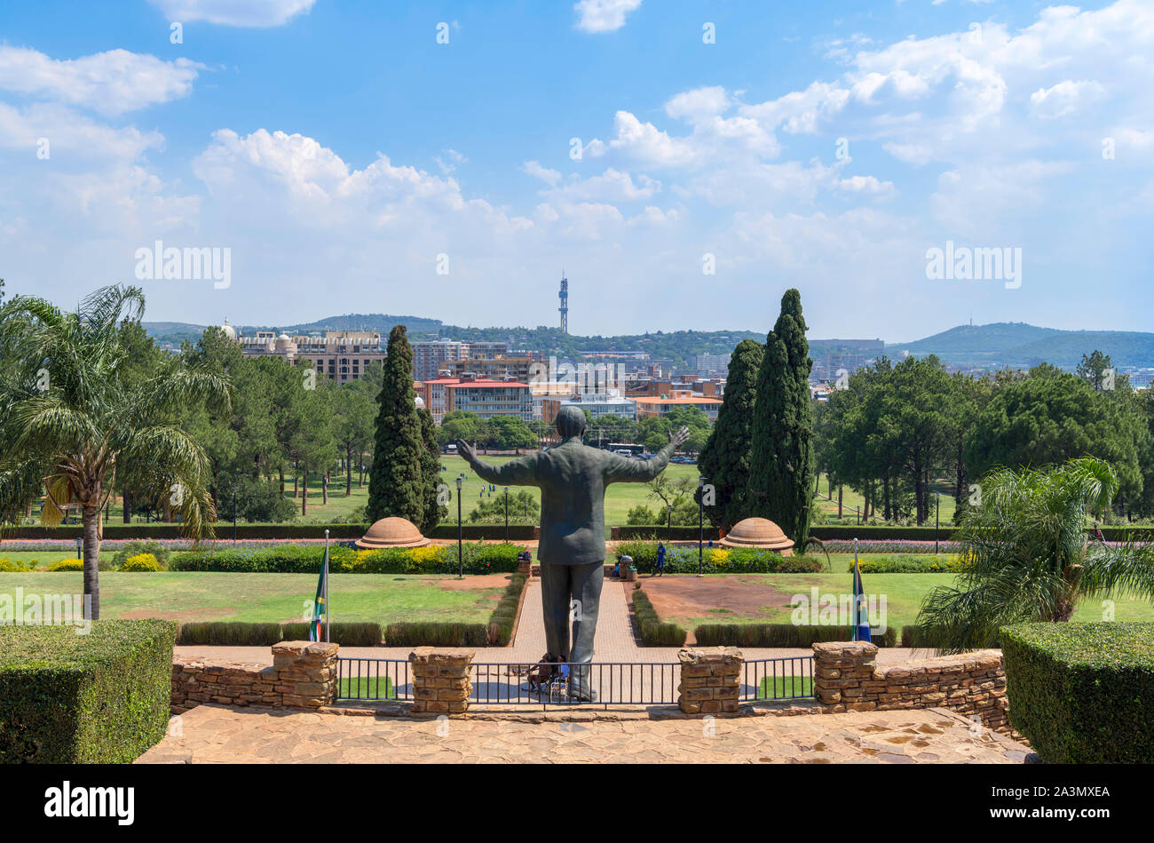 Vista dall'Unione edifici sopra il centro cittadino con la gigantesca statua di Nelson Mandela in primo piano, Pretoria Gauteng, Sud Africa Foto Stock