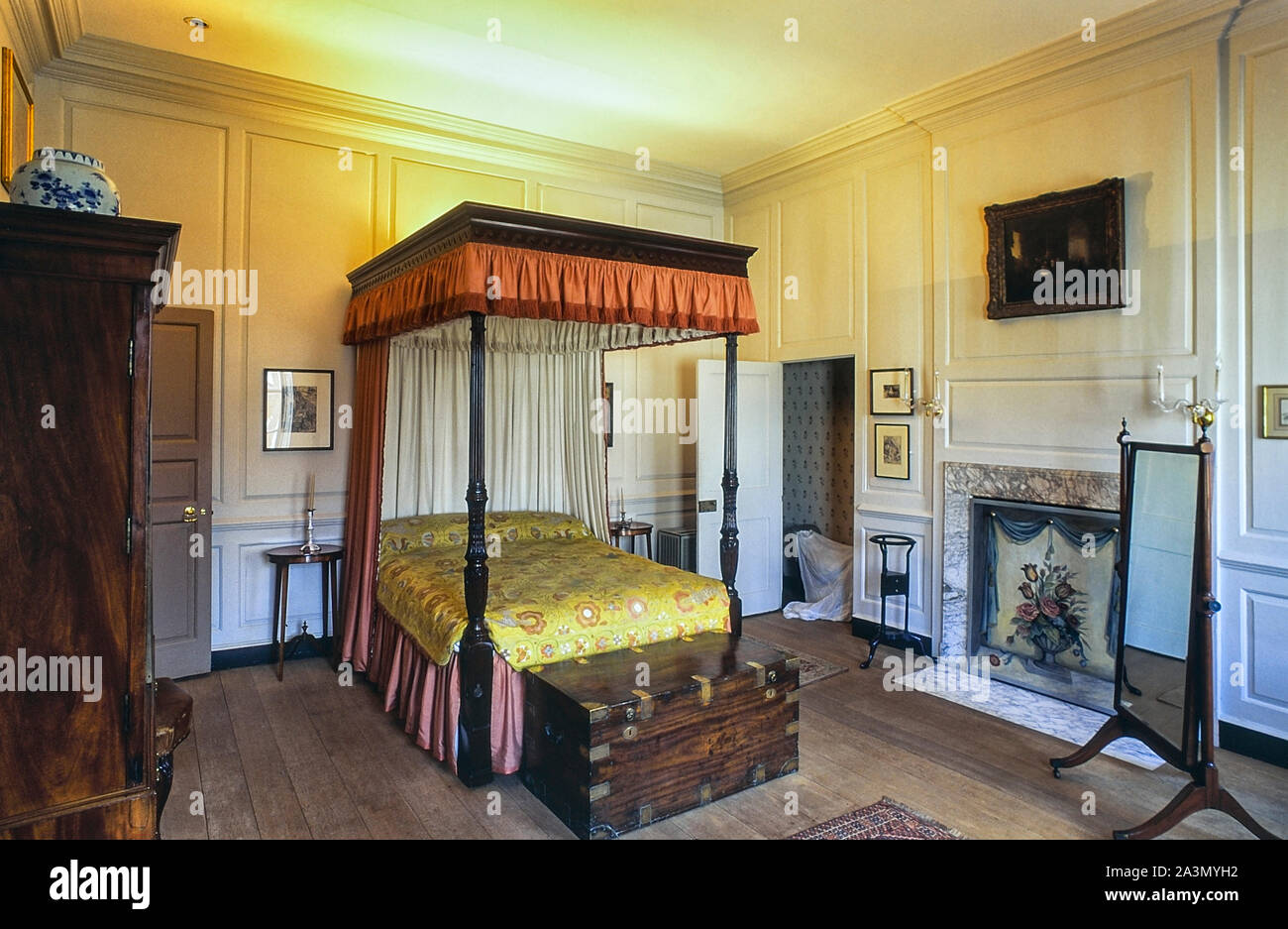 Camera da letto del periodo a Pallant House, Chichester, West Sussex, in Inghilterra, Regno Unito. Circa novanta Foto Stock