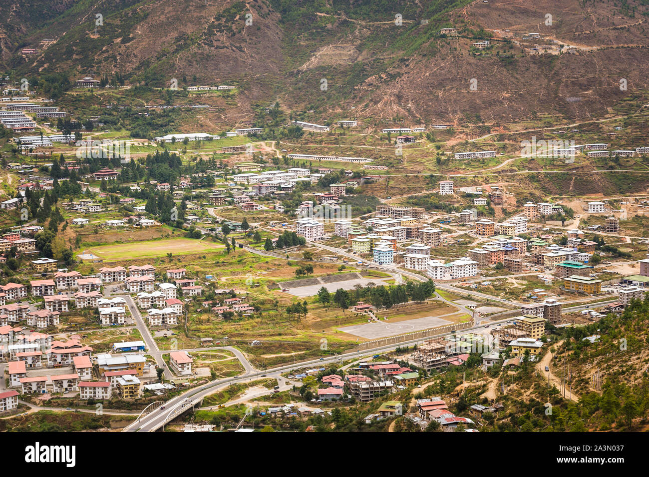 Vista aerea del Bhutan città capitale di Thimphu con architettura tradizionale. Foto Stock