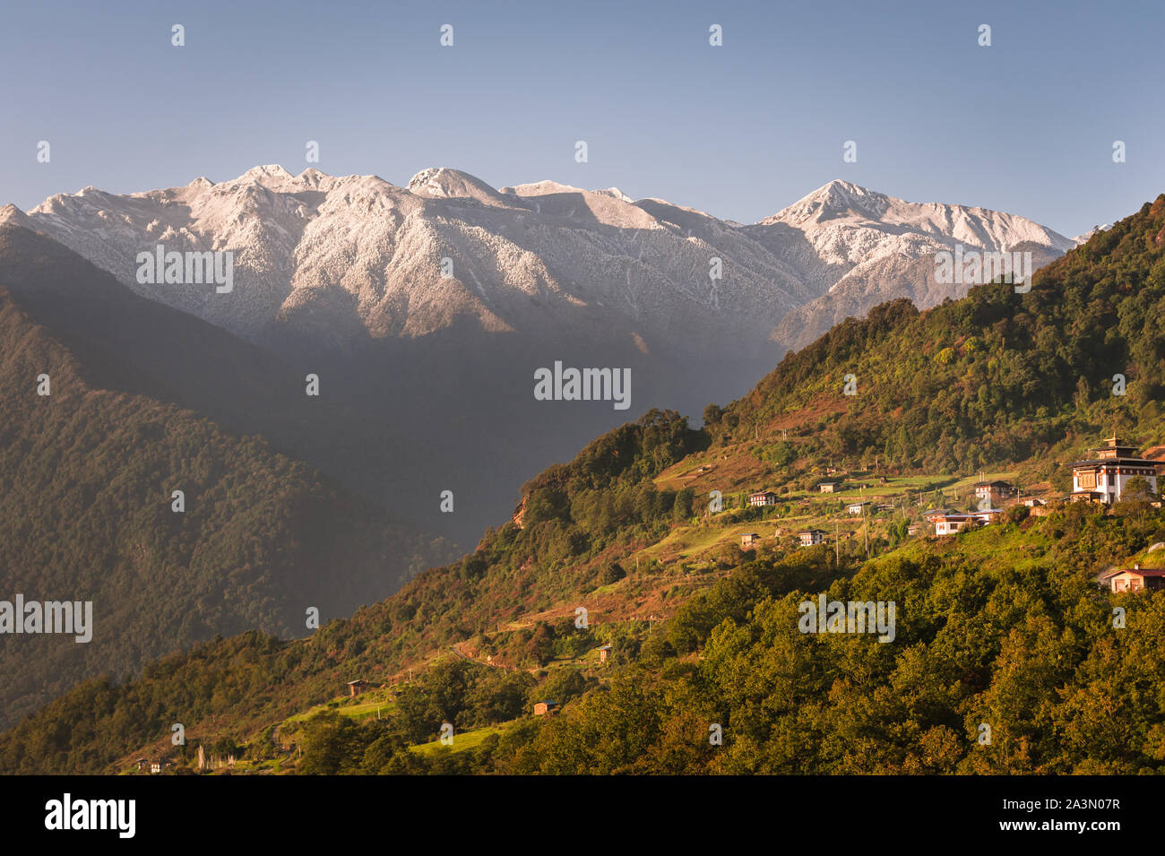 Vista della bellissima alba sulla montagna innevata gamma con case in primo piano. Foto Stock