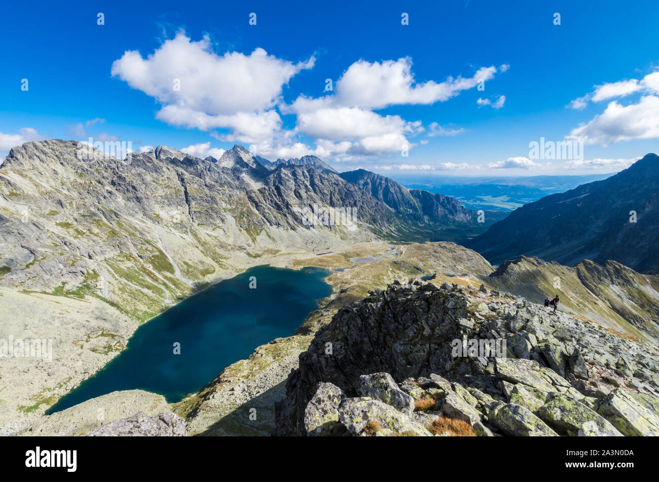 Alti Tatra creste in Polonia e in Slovacchia. Vista dal picco Koprovsky oltre Tatry mountain range Foto Stock