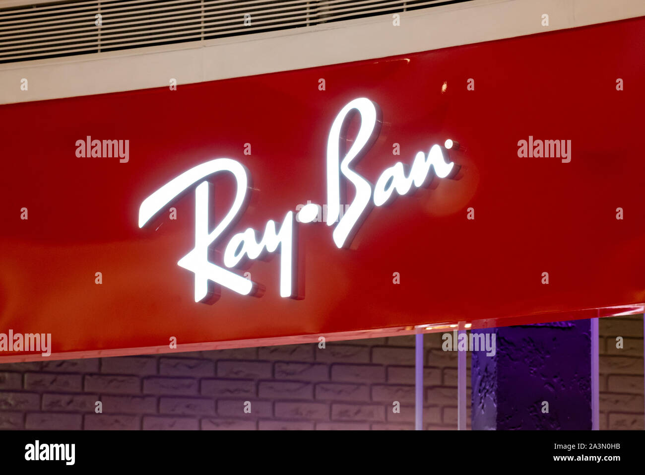 American gli occhiali da sole e da vista marca, Ray-Ban logo che si vede in Guangzhou. Foto Stock