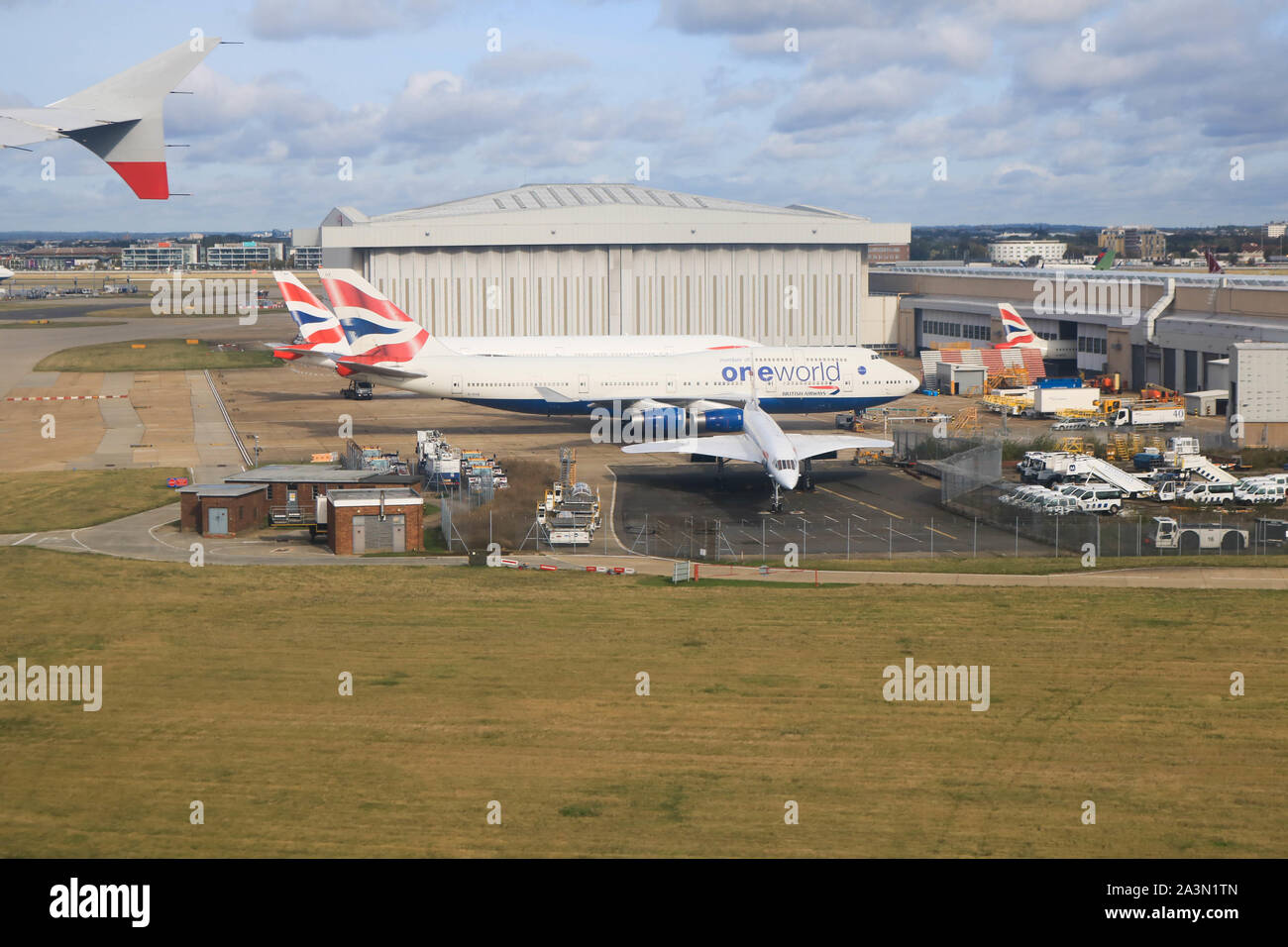 Londra, Regno Unito. 9 Ott, 2019. Angolo di alta vista di British Airways jumbo jet e Concorde parcheggiata dall'hangar. Credito: Amer Ghazzal SOPA/images/ZUMA filo/Alamy Live News Foto Stock