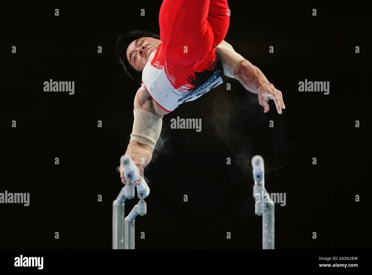 Stuttgart, Germania. 9 Ott, 2019. Kazuma Kaya del Giappone in competizione in barre parallele per gli uomini durante il 49FIG ginnastica artistica Campionati del Mondo alla Hanns Martin Schleyer Halle di Stuttgart, Germania. Ulrik Pedersen/CSM/Alamy Live News Foto Stock