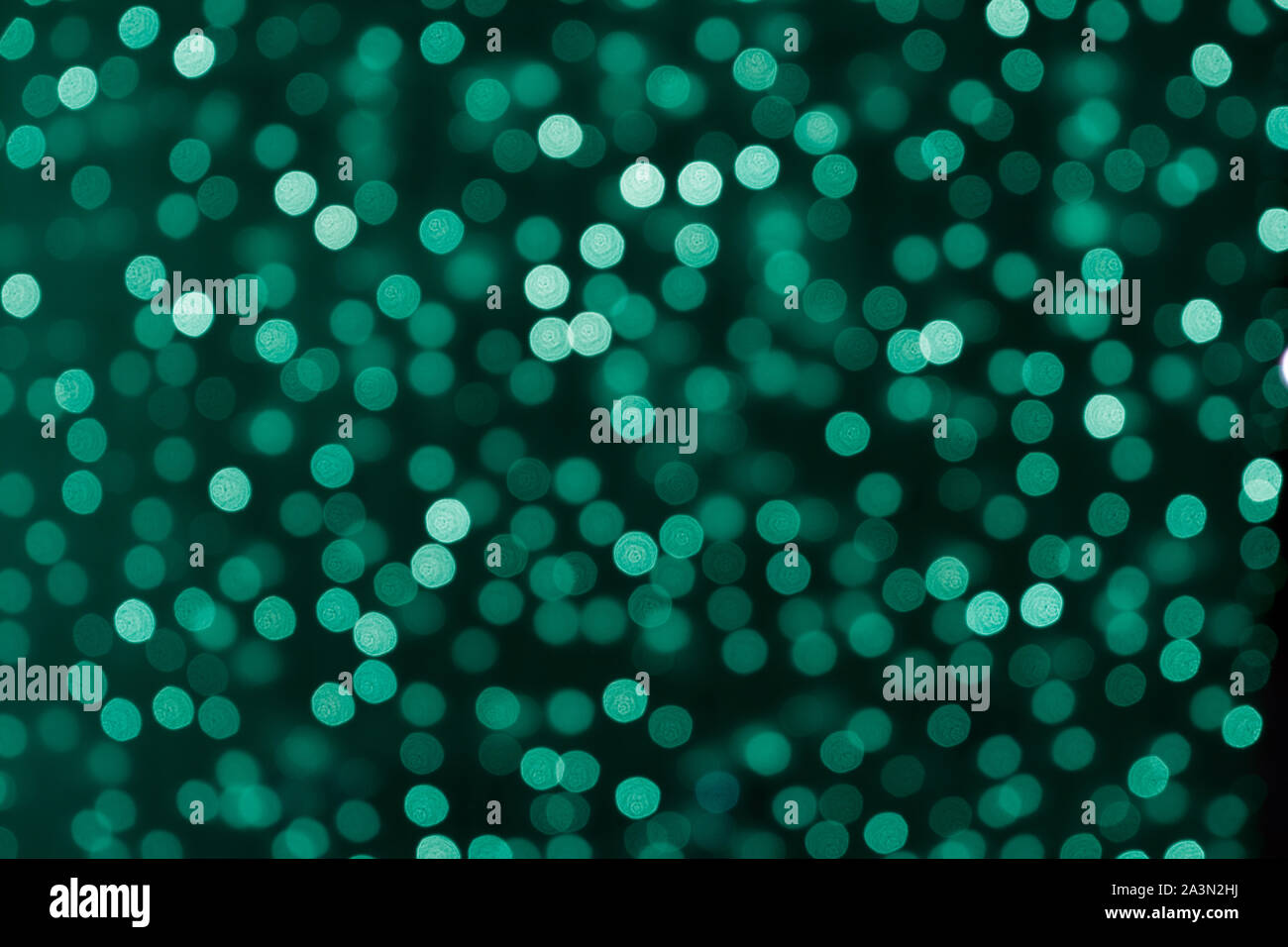 Blu sfocate garland. La città della luce di notte la sfocatura bokeh, sfondo sfocato. Configurazione astratta. Foto Stock