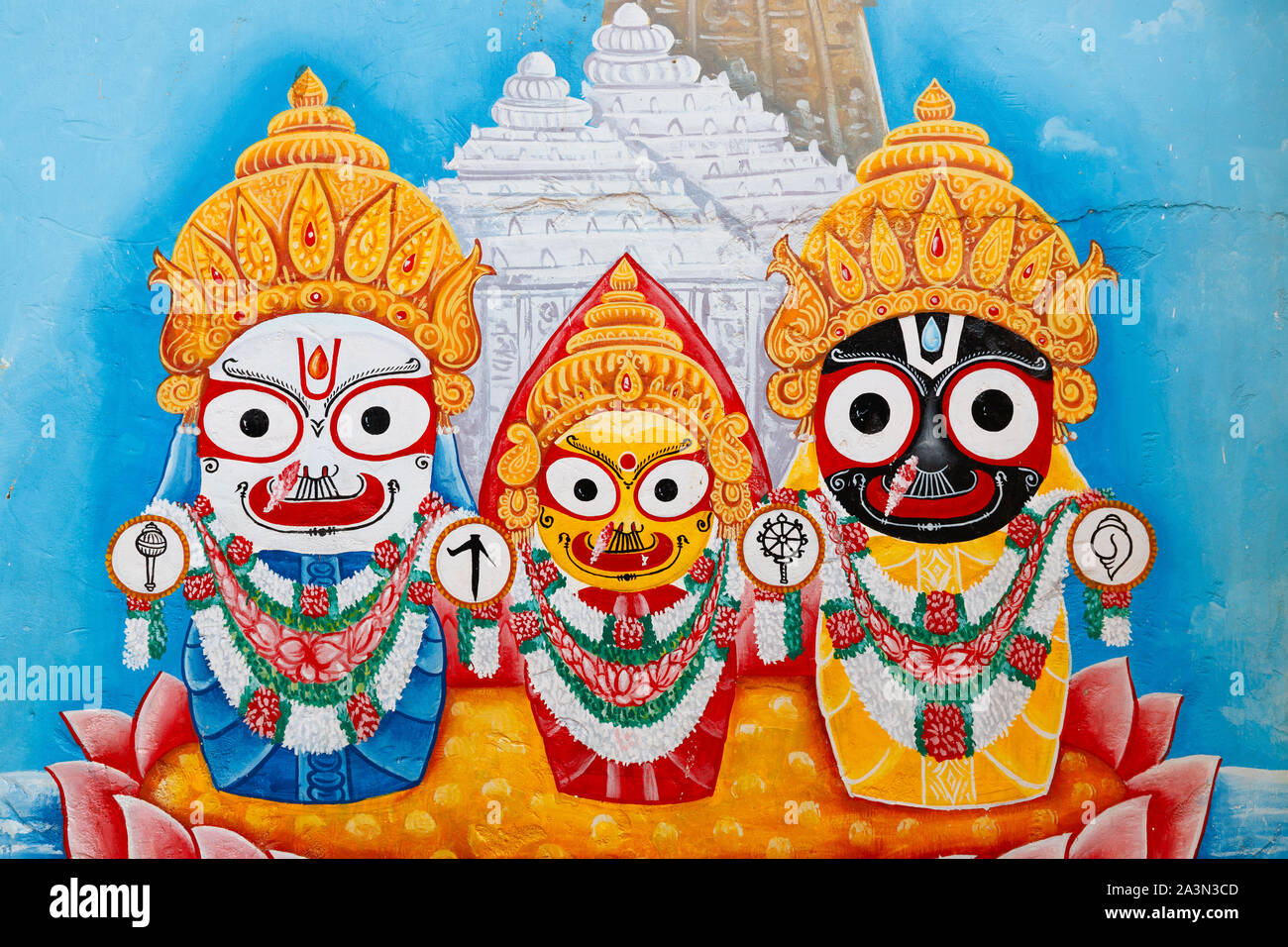 Pittura urbana di Jagannatha (Krishna) con il suo fratello Balarama e sorella Subhadra, Puri, India Foto Stock