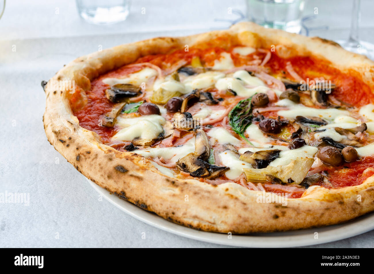 Close up tradizionale pizza capricciosa in un ristorante italiano. Vista  frontale. Il cibo italiano concept Foto stock - Alamy