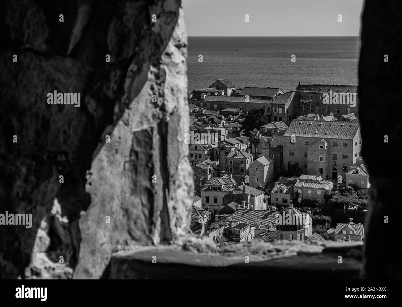 Una foto in bianco e nero della Città Vecchia di Dubrovnik come visto da una torre di vedetta di windows. Foto Stock