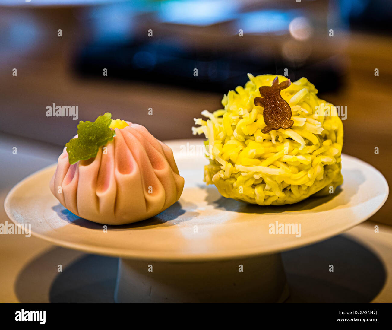 Pasticceria Workshop a Izu, Giappone. Wagashi, sono dolci giapponesi tradizionali. Qui kiku chrisanthemes e luna guardando tsukimi, coniglietto motivo nella luna Foto Stock