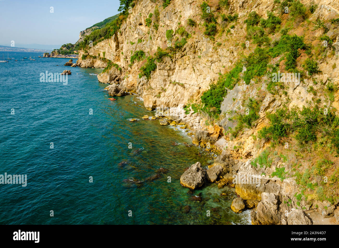 Città costiera nel sud Italia Vico Equense sul Mar Tirreno. Fantastica vista aerea delle scogliere e la famosa tartaruga spiaggia Foto Stock