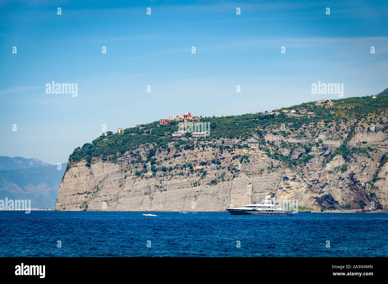 Vista panoramica del porto e scogliere di Sorrento sulla costiera amalfitana. Destinazioni di viaggio concetto. Foto Stock
