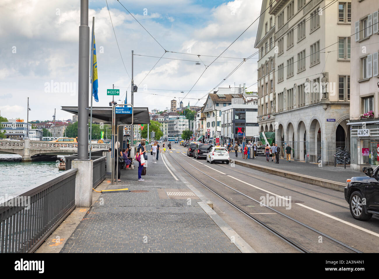 Persone in attesa di una fermata del tram Rudolf-Brun-Brücke a Zürich, Foto Stock