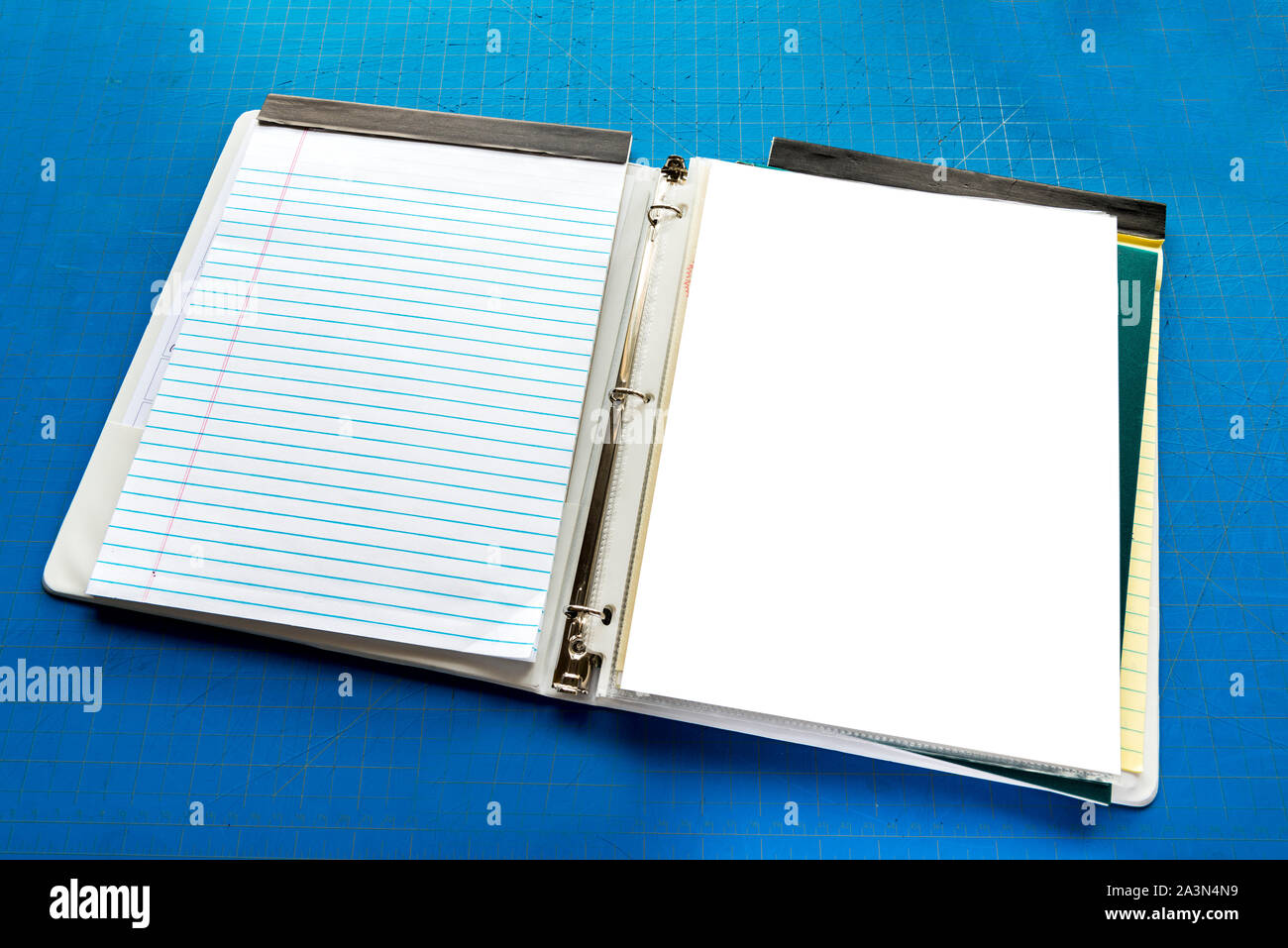 Inquadratura orizzontale di un notebook aperto con spazio copia contro blu Tagliere sfondo. Foto Stock
