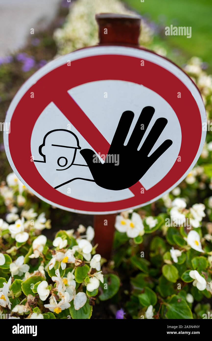 Segno di divieto di immissione delle aiuole del giardino proibito Foto Stock