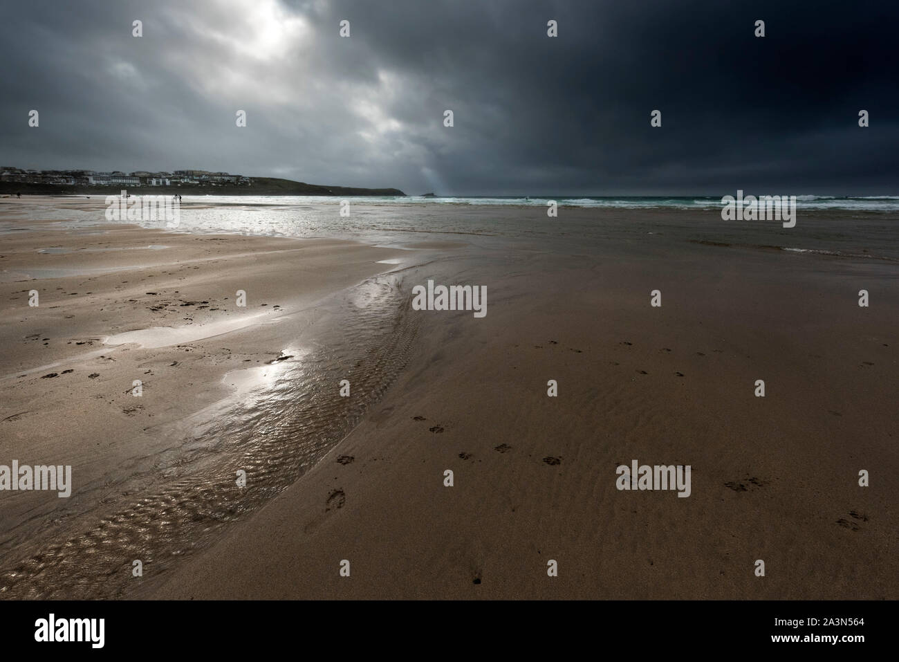 Un buio drammatico tempesta autunnale avvicinando Fistral Beach in Newquay in Cornovaglia. Foto Stock