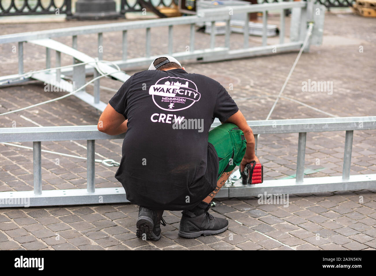 Operai che assemblano una struttura metallica all'aperto in una strada a Zurigo, Svizzera Foto Stock