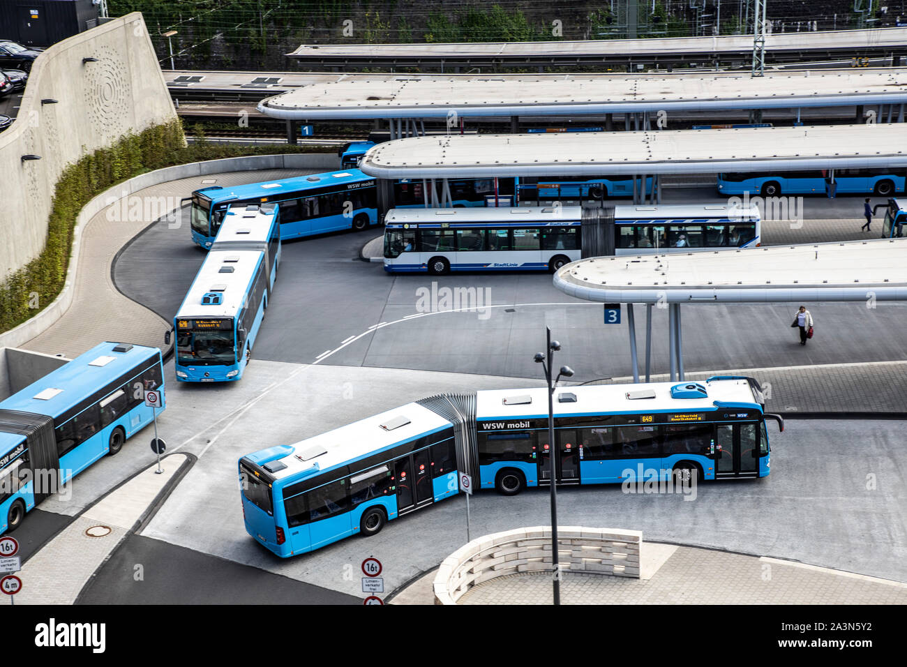 Wuppertal, Germania, la stazione centrale degli autobus, presso la stazione ferroviaria principale, 5 piattaforme con 18 si arresta per WSW autobus, proprio accanto alla stazione ferroviaria, Foto Stock