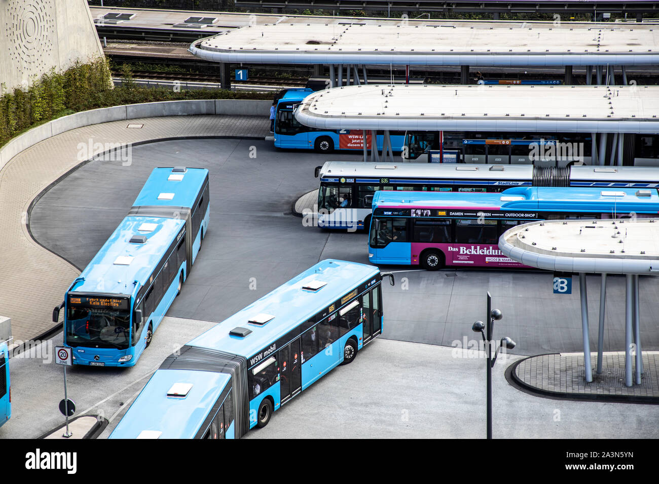 Wuppertal, Germania, la stazione centrale degli autobus, presso la stazione ferroviaria principale, 5 piattaforme con 18 si arresta per WSW autobus, proprio accanto alla stazione ferroviaria, Foto Stock