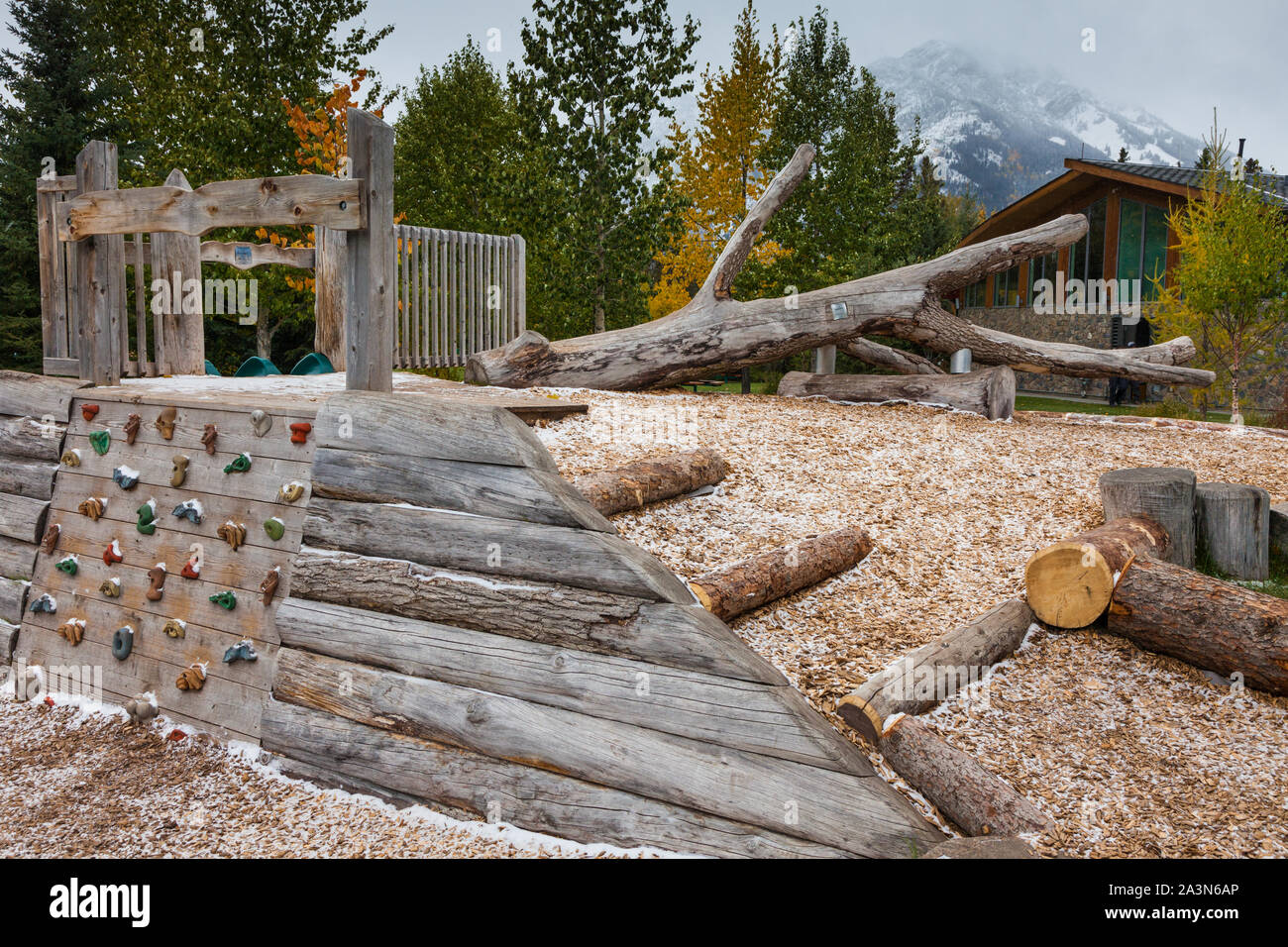Area giochi per bambini costruito a partire da materiali naturali nella città di Banff Alberta Canada Foto Stock