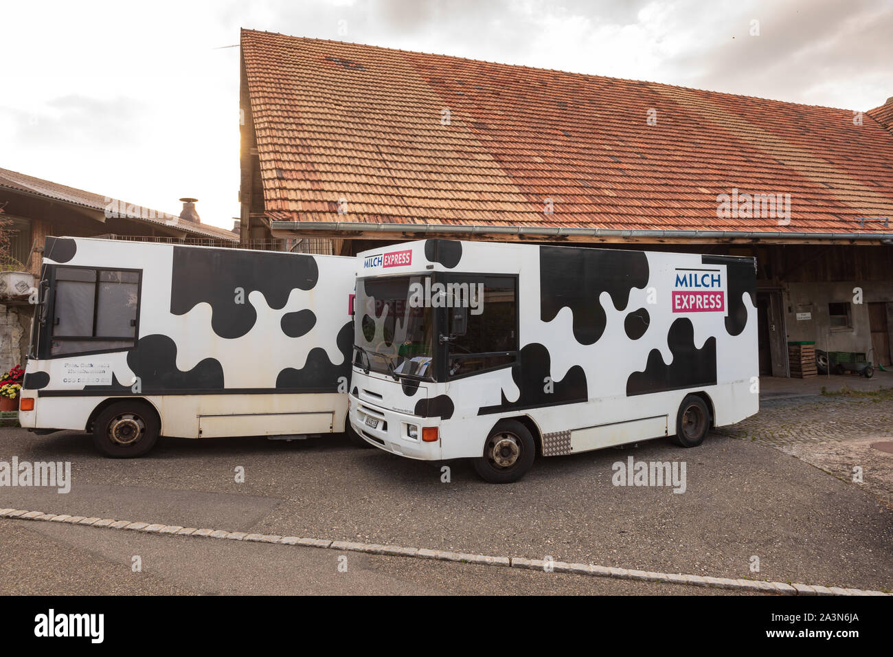 Due macchine Milk Express parcheggiate a Nussbaumen, Svizzera Foto Stock