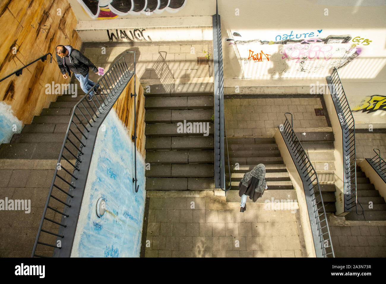 Scale e ringhiere, in alto e in basso Foto Stock