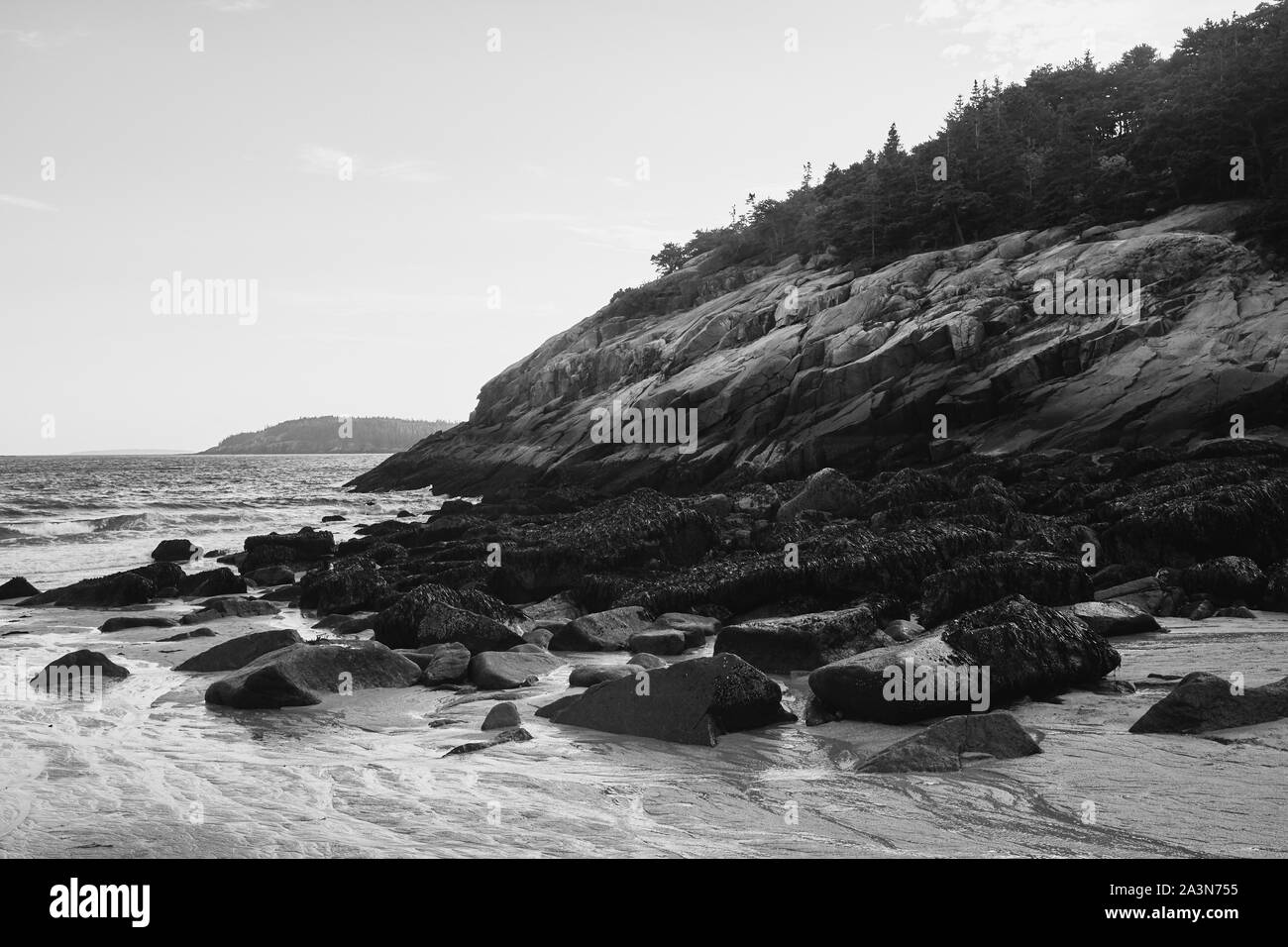 parco nazionale di acadia - 2 Costa frastagliata in bianco e nero di spiaggia di sabbia in una fresca serata di caduta nel Parco Nazionale di Acadia sull'isola di Mount Desert, Maine Foto stock - Alamy