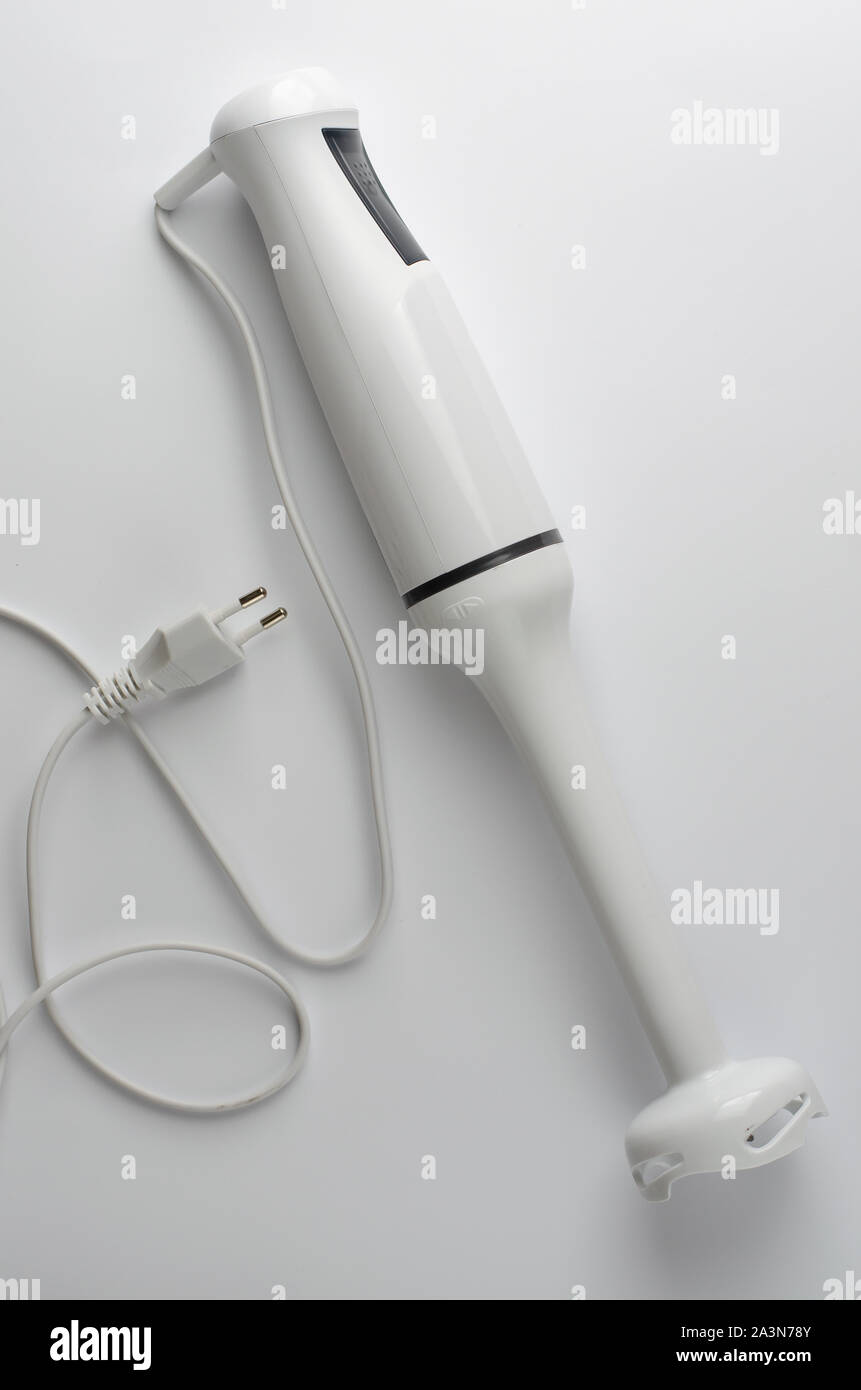 Frullatore a immersione su sfondo bianco. Cucina equipaggiamento elettrico Foto Stock