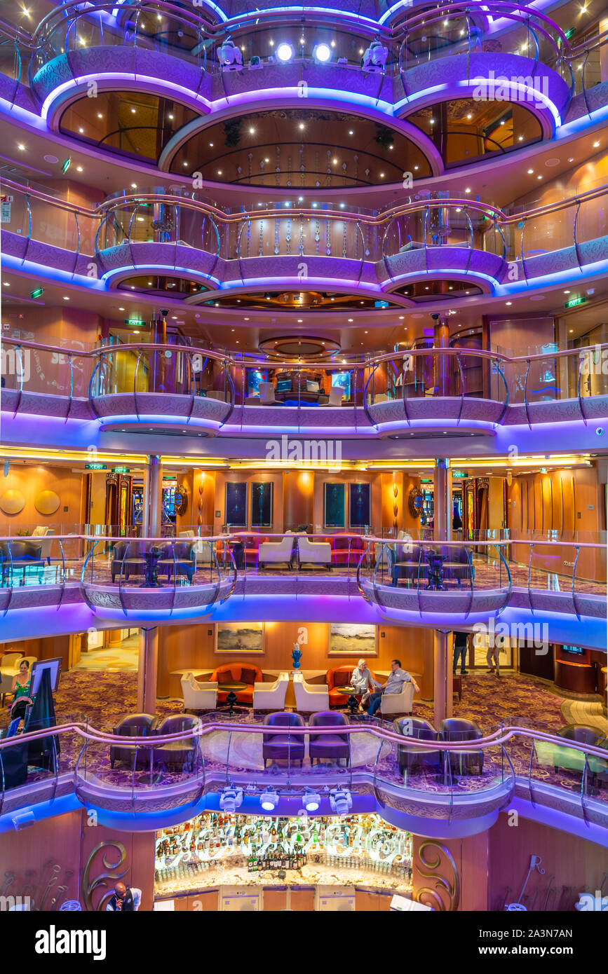 La multi piano atrio a bordo della Royal Caribbean Cruise Ship serenata dei mari. Foto Stock