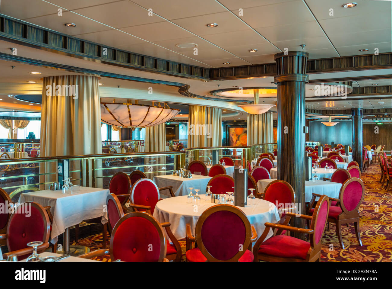 Le riflessioni Sala da Pranzo a bordo della Royal Caribbean Cruise Ship serenata dei mari. Foto Stock