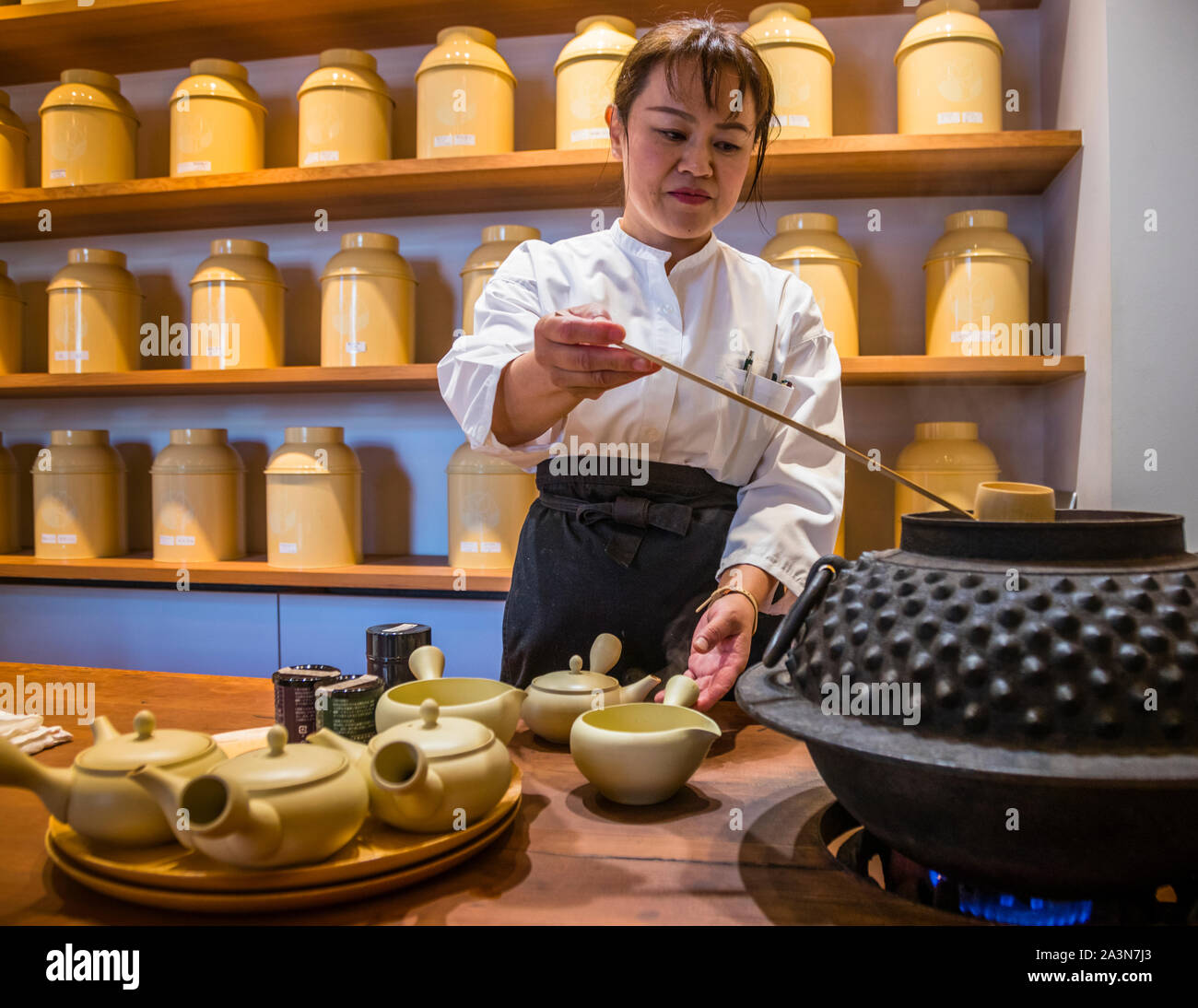 A Shizuoka City ci sono piccole e raffinate boutique di tè dove si possono ottenere consigli esperti, guardare il tè in preparazione e, naturalmente, acquistare i migliori tè della regione di Shizuoka. Qui, nel Chagama, l'acqua del tè viene prelevata dal tradizionale bollitore d'acqua con lo stesso nome, il Chagama, come una volta si trovava in ogni casa tradizionale giapponese. Degustazione nel Green Tea Shop di Shizuoka, Giappone Foto Stock