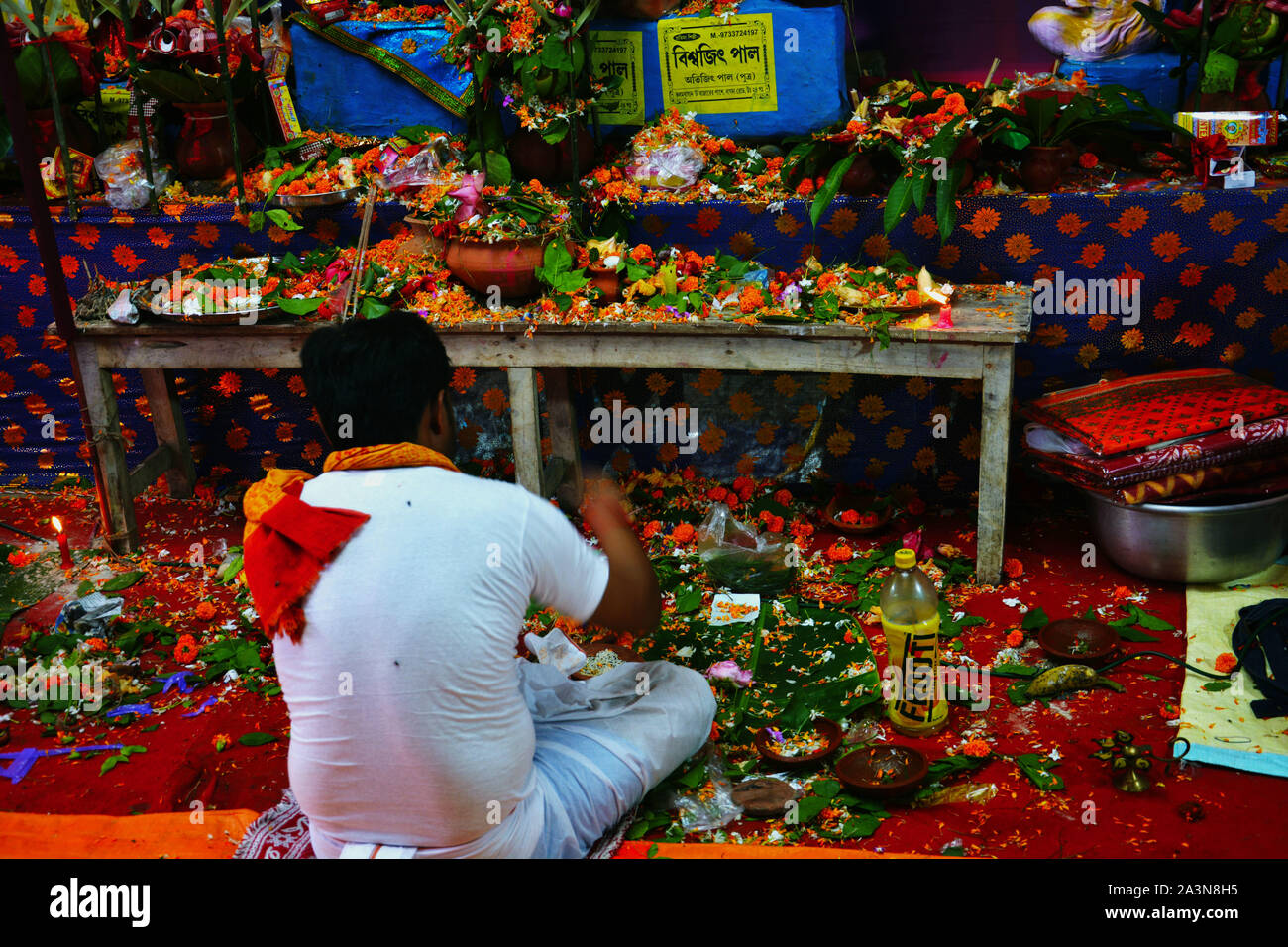 Chanda Bazar, Nord 24 Parganas, India, il 6 ottobre, 2019 : sacerdote Indù. Pundit, Brahman lettura mantra indù in un pandal eseguire rituali della puja Foto Stock