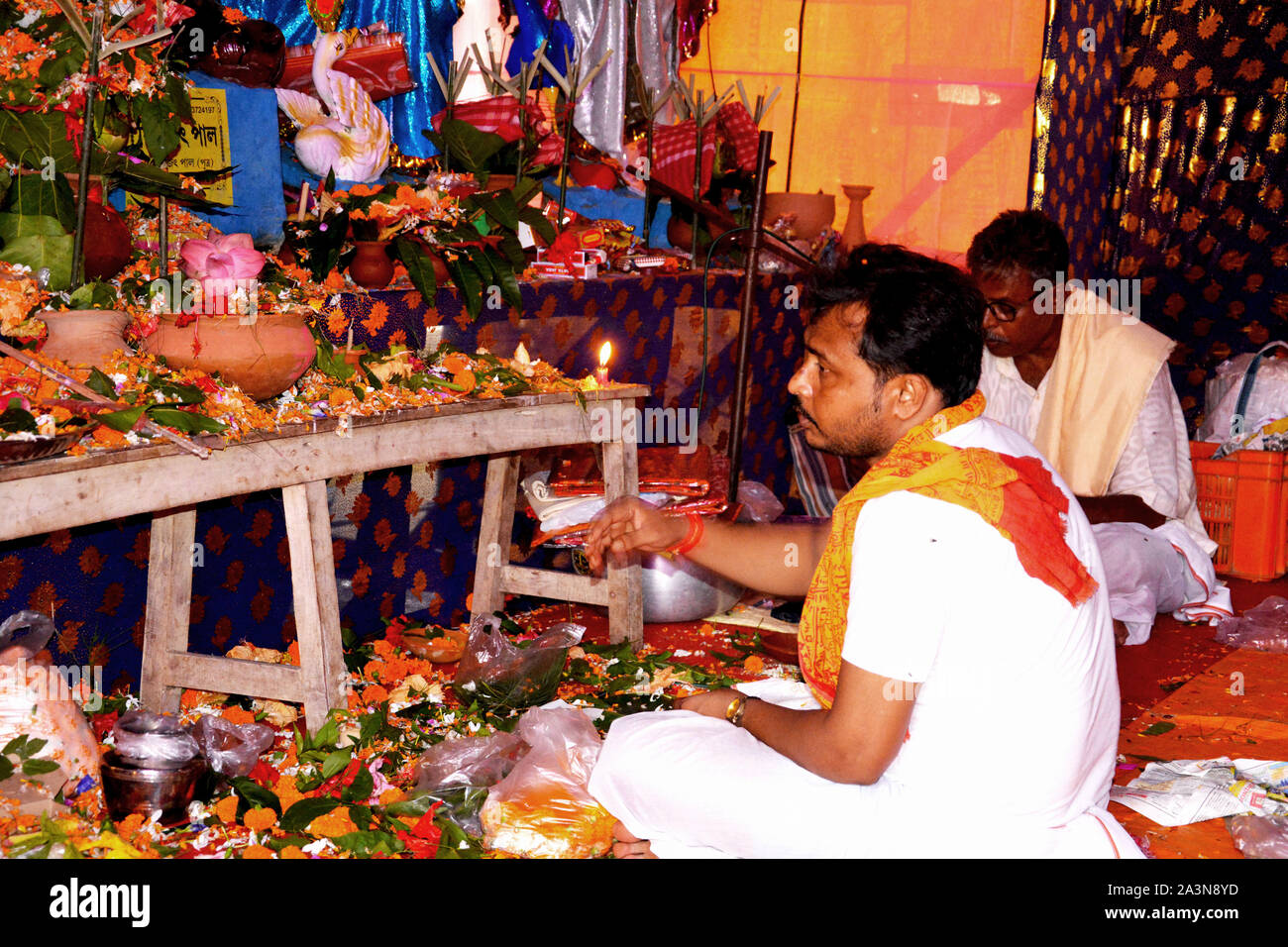 Chanda Bazar, Nord 24 Parganas, India, il 6 ottobre, 2019 : sacerdote Indù. Pundit, Brahman lettura mantra indù in un pandal eseguire rituali della puja Foto Stock