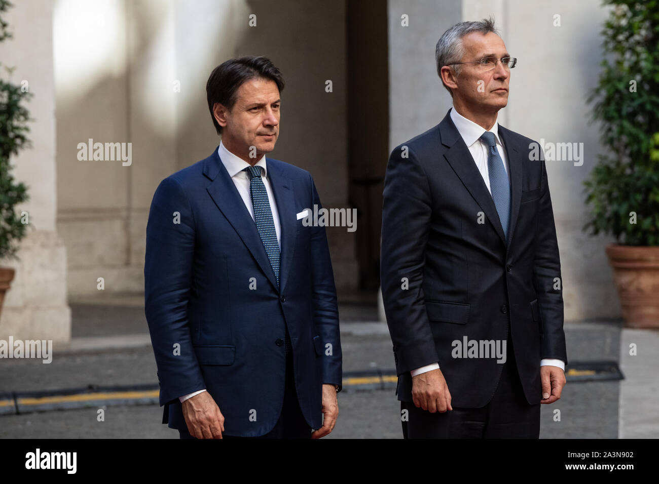 Il premier italiano, Giuseppe Conte (L) si riunisce con il Segretario generale della NATO, Jens Stoltenberg (R) a Palazzo Chigi. Foto Stock