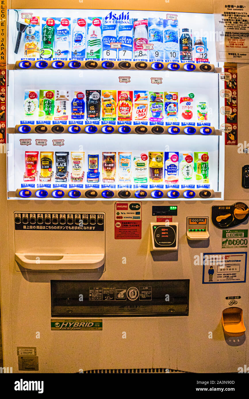 Un distributore illuminato di Asahi Soft Drinks offre dozzine di bevande in bottiglia e in lattina, dall'acqua minerale alle bevande energetiche e al caffè in lattina con latte. Asakusa, Tokyo, Giappone. Foto Stock