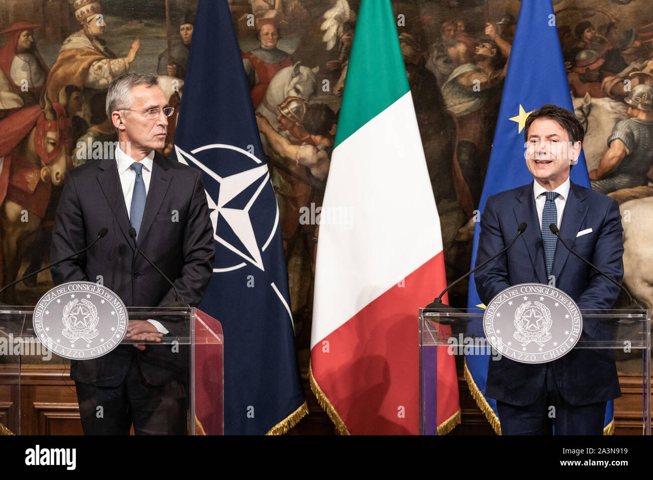 Il premier italiano, Giuseppe Conte (R) e il Segretario generale della NATO, Jens Stoltenberg (L) parlare in Roma, Italia. Foto Stock