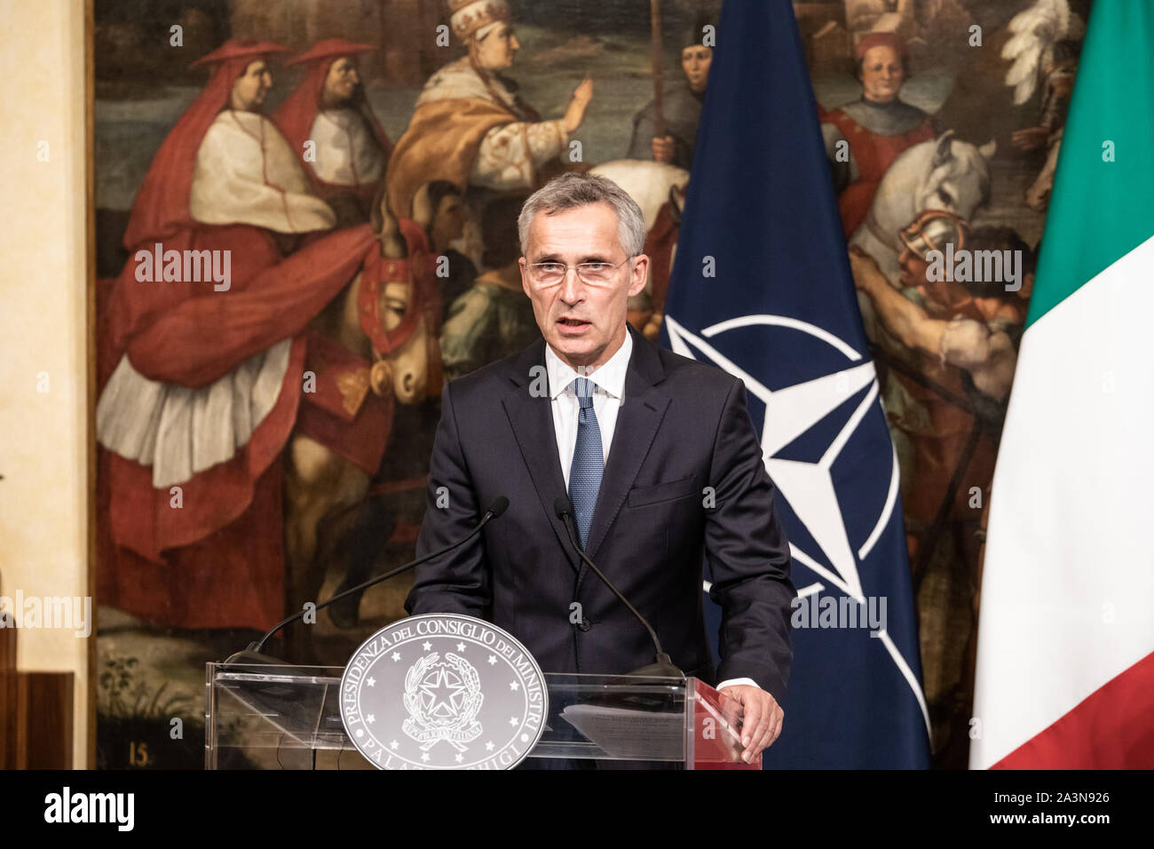 Il Segretario Generale della NATO, Jens Stoltenberg parla durante un incontro con il premier italiano, Giuseppe Conte a Palazzo Chigi. Foto Stock