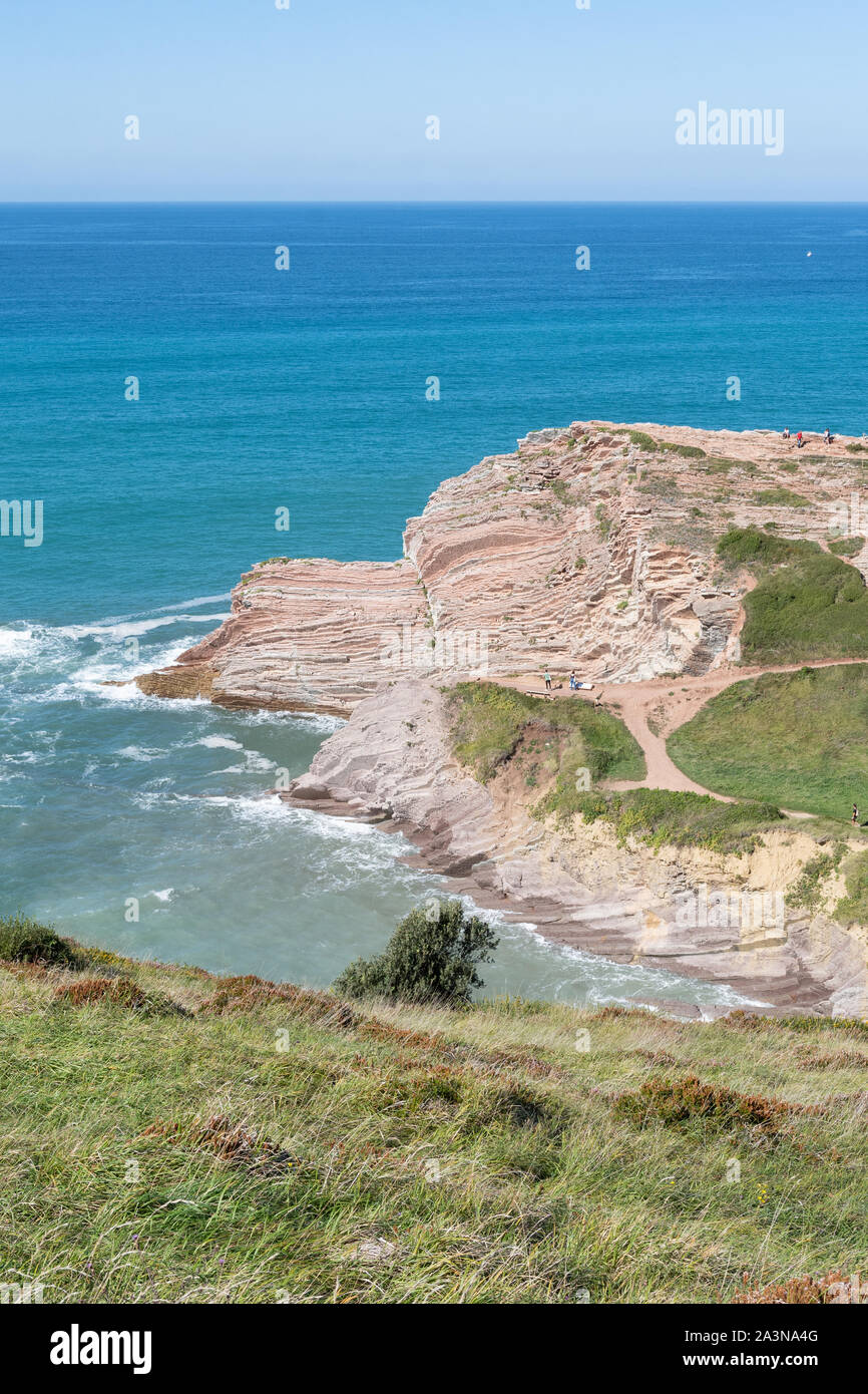 I sentieri lungo la sommità delle scogliere di flysch a Zumaia in Costa Basca geoparco UNESCO, Gipuzkoa, Paesi Baschi, Spagna, Europa Foto Stock