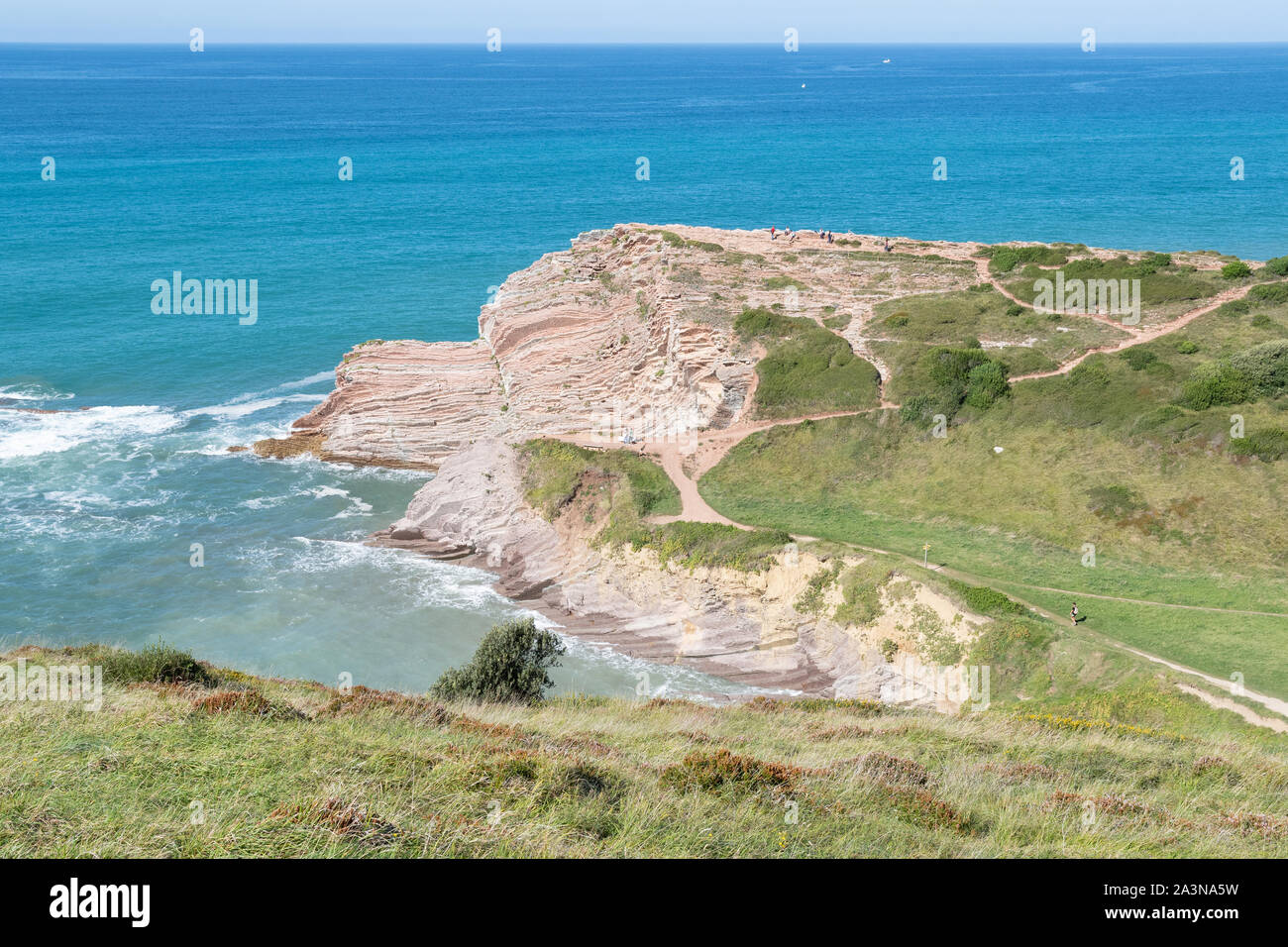 I sentieri lungo la sommità delle scogliere di flysch a Zumaia in Costa Basca geoparco UNESCO, Gipuzkoa, Paesi Baschi, Spagna, Europa Foto Stock