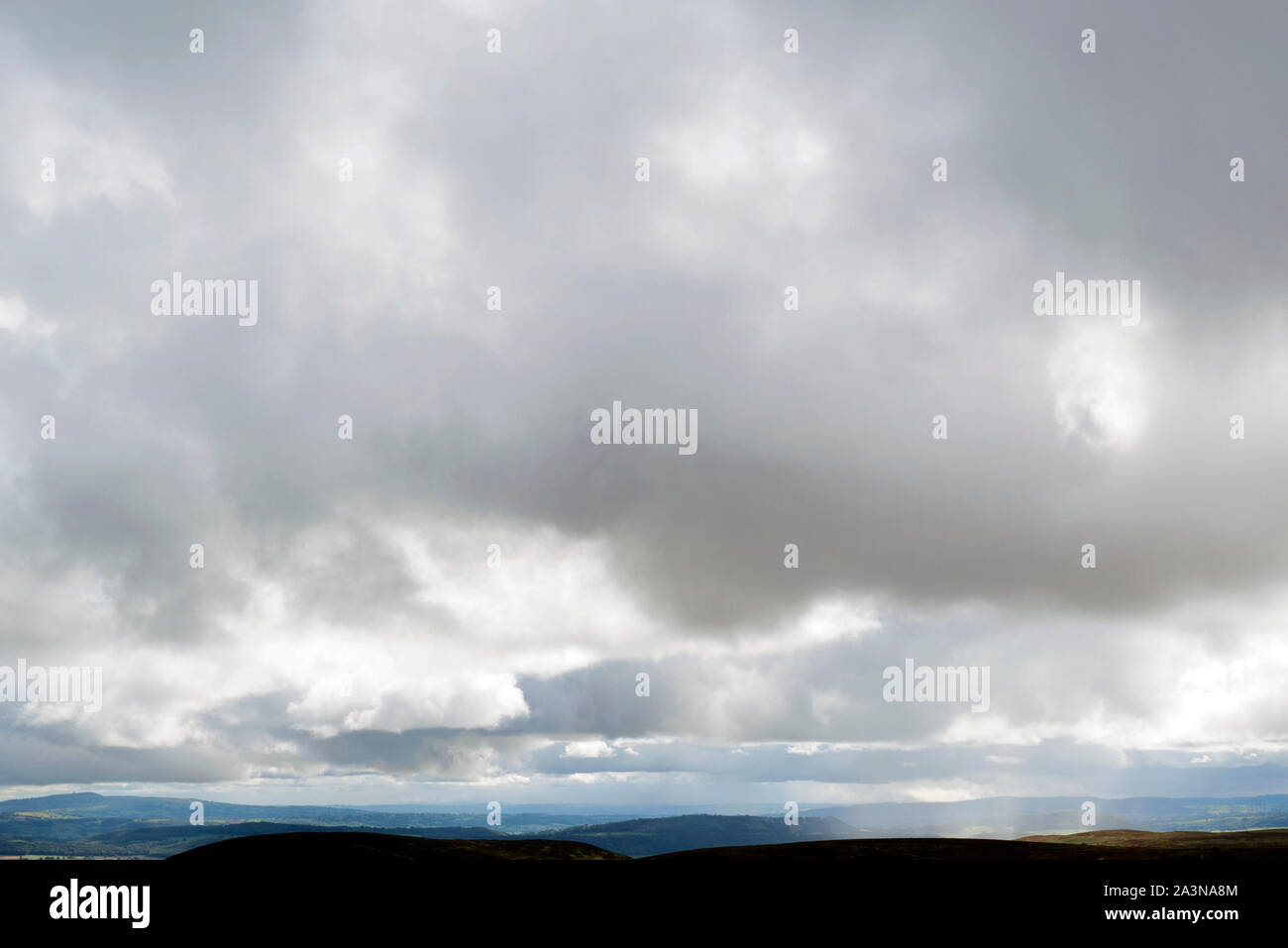 Grandi nuvole di pioggia nel corso della lunga Mynd, Shropshire, Regno Unito Foto Stock
