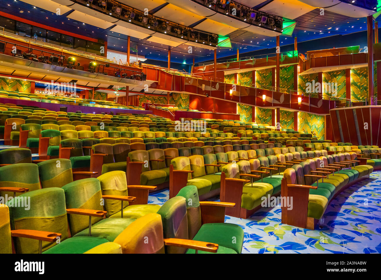 Il Teatro tropicale a bordo della Royal Caribbean Cruise Ship serenata dei mari. Foto Stock