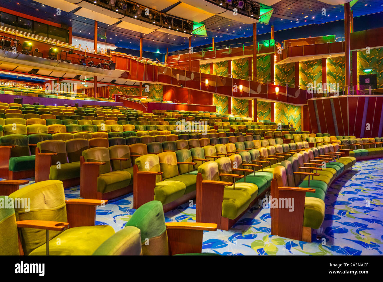 Il Teatro tropicale a bordo della Royal Caribbean Cruise Ship serenata dei mari. Foto Stock